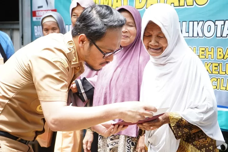 Wakil Wali Kota Cilegon, Fajar Hadi Prabowo saat membagikan saldo dan sembako pada nasabah Bank Sampah Berkah. (TOPmedia/Firasat Nikmatullah) (Firasat)