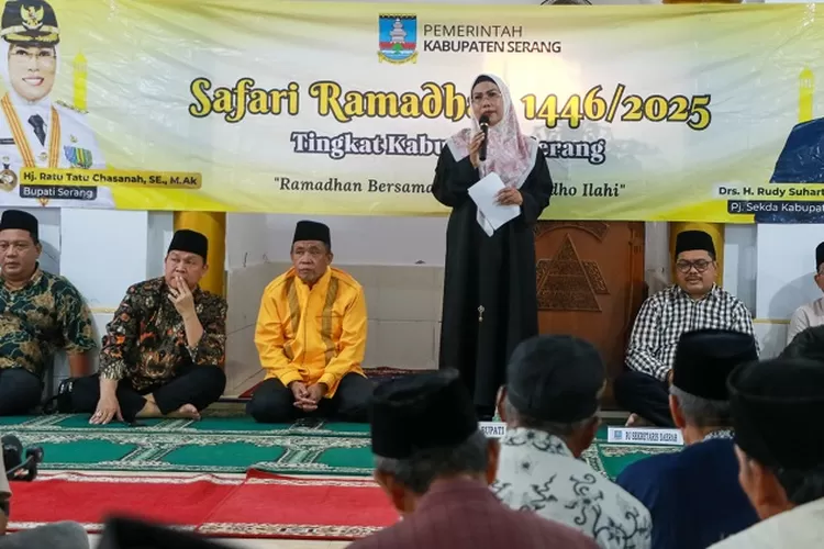 Bupati Serang Ratu Tatu Chasanah saat Safari Ramadan 1446 Hijriyah tingkat Kabupaten Serang di Masjid Khoirul Falah 2 Kampung Liang Landak, Desa Cikeusal, Kecamatan Cikeusal pada Selasa, 11 Maret 2025.  (Febi Sahri Purnama)