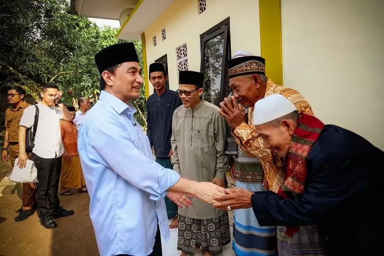 Wagub Banten A Dimyati Natakusumah penyaluran bantuan perbaikan Rumah Tidak Layak Huni (RTLH) kepada dua Kepala Keluarga (KK) di Desa Malingping Utara, Kecamatan Malingping, Kabupaten Lebak, Selasa (11/5/2025). (Beni Hendriana)