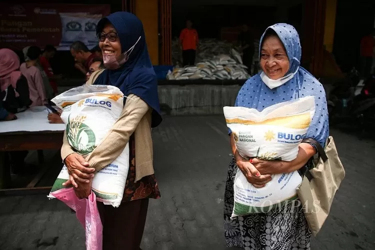 Warga saat menerima sekarung beras pada saat pembagian baksos. (TOPmedia/Istimewa)