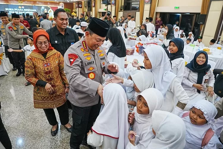 Kapolri Jenderal Pol Listyo Sigit Prabowo menggelar kegiatan berbagi takjil dan buka puasa bersama 