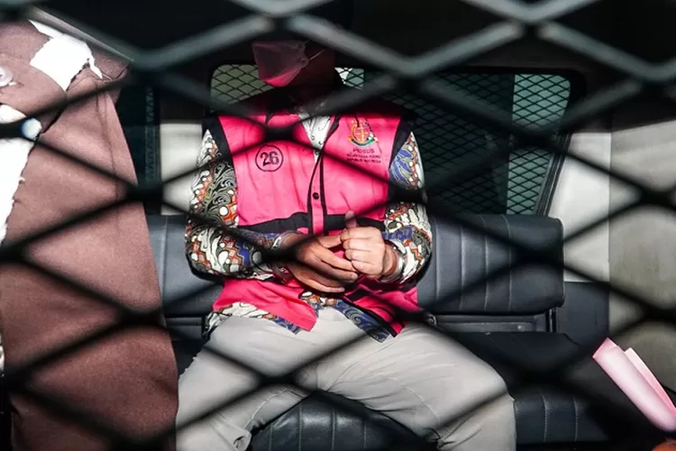 Tersangka kasus korupsi Pertamina saat memasuki mobil tahanan. (TOPmedia/Istimewa)