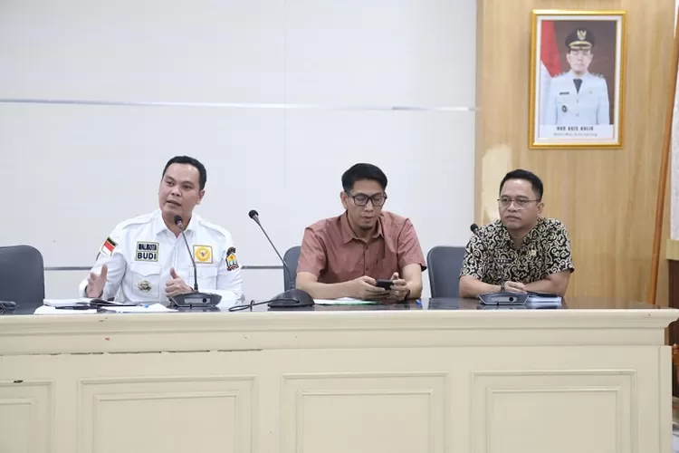 Wali Kota Serang Budi Rustandi dalam pertemuan dengan forum RT/RW yang digelar di Aula Pemkot Serang pada Jumat (14/3). 