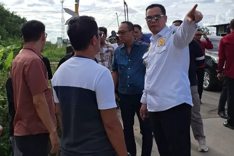  Wali Kota Serang, Budi Rustandi, melakukan inspeksi mendadak  di sepanjang Jalan Trondol, Jumat (14/3/2025)