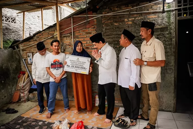 Wakil Gubernur Banten A Dimyati Natakusumah mengunjungi rumah Penerima manfaat bantuan Rumah Tidak Layak Huni 