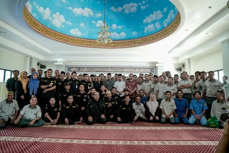 Wali Kota dan Wali Kota Cilegon, Robinsar dan Fajar Hadi Prabowo saat foto bersama OB dan Pamdal. (TOPmedia/Firasat Nikmatullah)