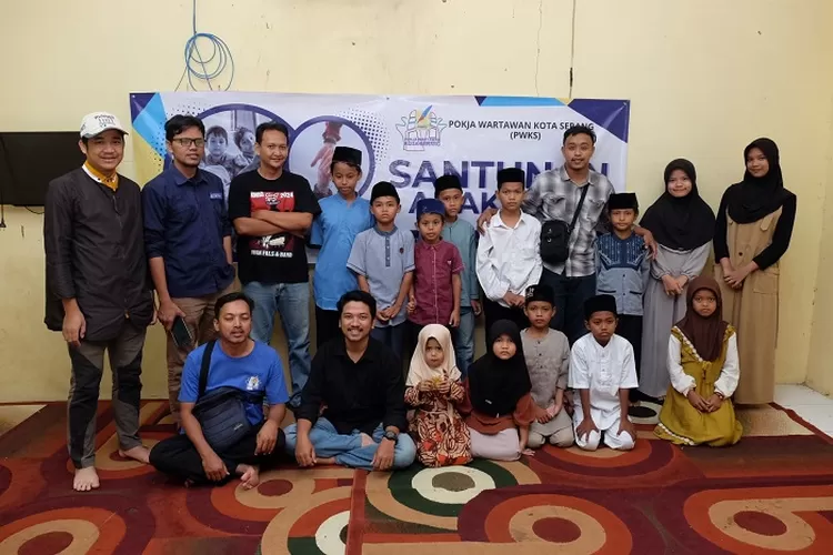 PWKS saat memberikan santunan kepada bealasan anak yatim