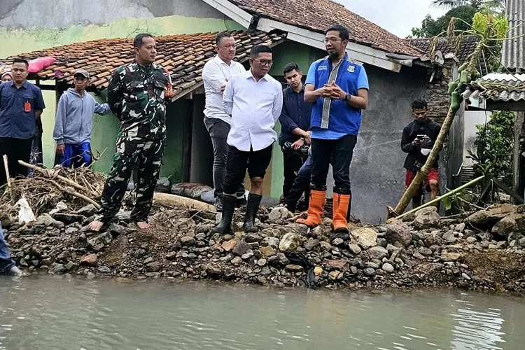 Gubernur Banten Andra Soni saat meninjau lokasi sungai yang terjadi pendangkalan imbas banjir bandang di Padarincang,  Minggu (16/3/2025)