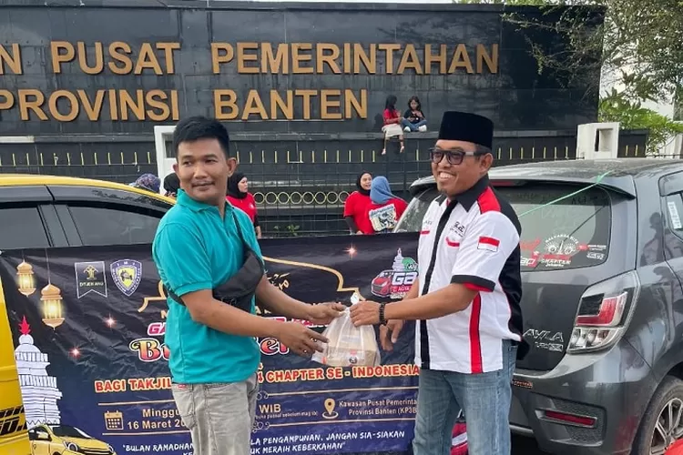 Komunitas mobil Agya ayla Club Indonesia (Galaci) Chapter Banten menggelar bagi-bagi takjil dan buka bersama di  KP3B, Minggu (17/3/2025)
