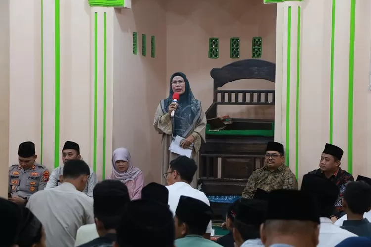 Bupati Serang, Ratu Tatu Chasanah saat Safari Ramadan 1446 Hijriah tingkat Kabupaten Serang di Masjid At Taqwa, Desa Suralaba, Kecamatan Gunung Sari pada Senin, (17/3/2025)