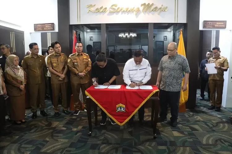 enandatanganan Memorandum of Understanding (MoU) atau Nota Kesepahaman tentang tanggung jawab sosial dan lingkungan badan usaha yang dilaksanakan antara Forum CSR Kota Serang dan PT. Pantai Indah Kapuk 2 Tbk, Sealasa (18/3/2025)