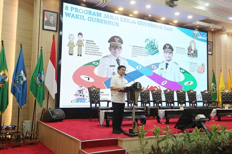 Wakil Gubernur Banten A Dimyati Natakusumah  saat menutup forum rancangan awal RPJMD Provinsi Banten Tahun 2025 - 2029 di Pendopo Gubernur Banten, KP3B Curug, Kota Serang, Selasa (18/3/2025).