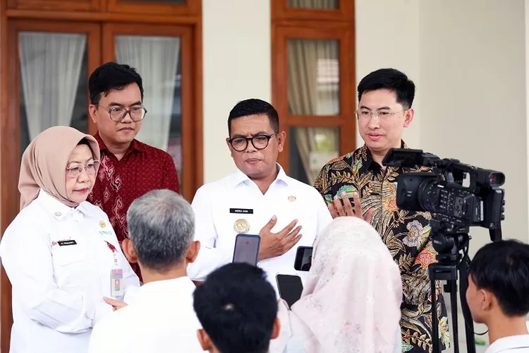 Gubernur Banten Andra Soni usai menerima Direktur PT Jaya Dinasti Indonesia (JDI) Mr Yu Dengke dan General Manager Mr Hwang Yezhi di Rumah Dinas Gubernur Banten, Jl Brigjen KH Syam&rsquo;un No. 5 Kota Serang, Rabu (19/3/2025).