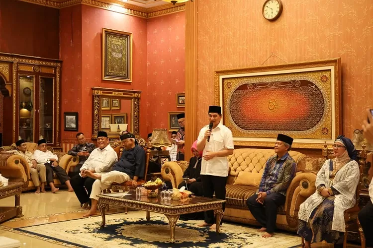 Gubernur Banten A Dimyati Natakusumah saat bersilaturahmi ke rumahtokoh Banten H Iyus Yusuf Suptandar di Komplek Taman Graha Asri Kota Serang, Selasa (18/3/2025).