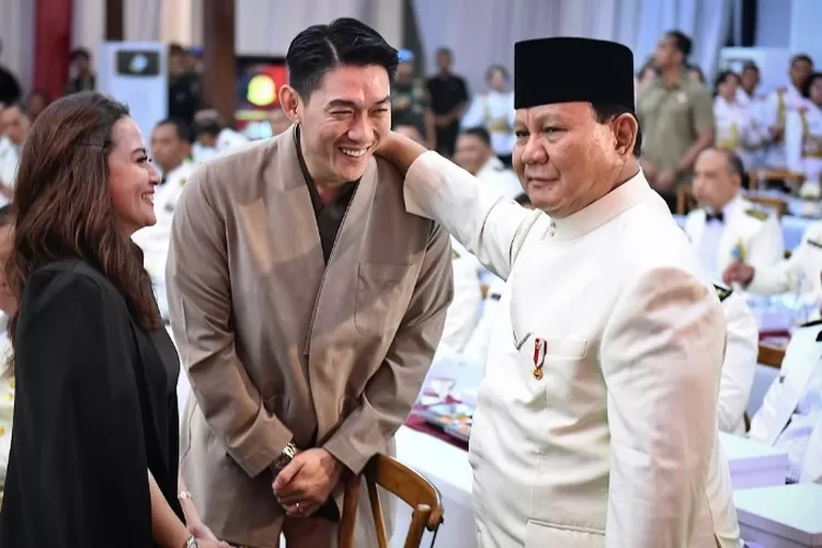 Potret Dirut PFN Ifan Seventeen (kiri) bersama Presiden RI, Prabowo Subianto (kanan). (Instagram.com/@ifanseventeen)
