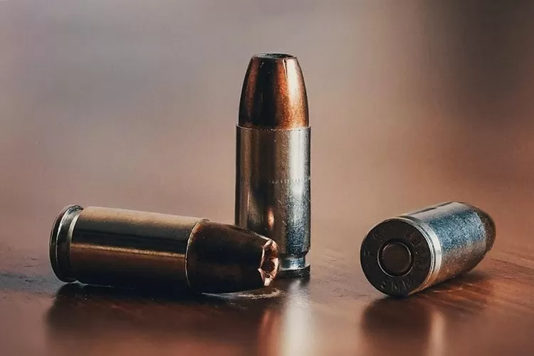 ilustrasi peluru - olah TKP penggerebekan judi sabung ayam di Lampung menemukan 12 selongsong peluru. (Unsplash/Velizar Ivanov)