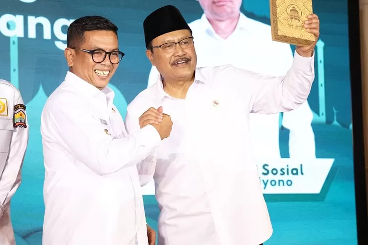 Gubernur Banten saat menghadiri Dialog Pilar-pilar Sosial di Provinsi Banten bersama Menteri Sosial (Mensos) Saifullah Yusuf dan Wakil Menteri Sosial (Wamensos) Agus Jabo Priyono di Pendopo Gubernur Banten, KP3B, Kota Serang, Rabu (19/3/2025).