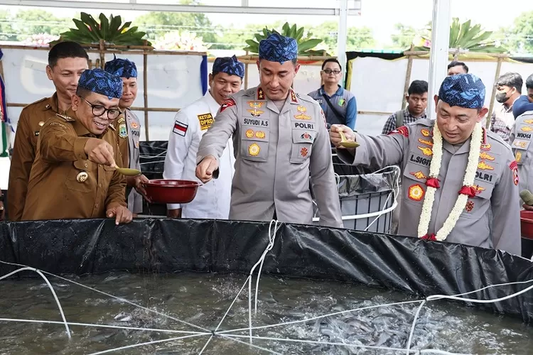 Gubernur Banten bersama Kapolri Jenderal Listyo Sigit Prabowo saat menghadiri Peresmian Balai Latihan Kerja Polisi Peduli Pengangguran di Kasemen, Kota Serang, Selasa (18/3/2025).