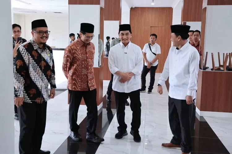 A Dimyati saat melakukan Rapat Koordinasi (Rakor)  di asrama haji  di Kecamatan Cipondoh, Kamis (20/3/2025)