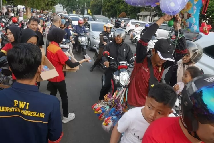Alfa gandeng pwi bagikan takjil di Jalan A. Satria Wijaya atau sekitar Tugu Badak, Jumat (21/3/2025) sekitar pukul 17.00 WIB
