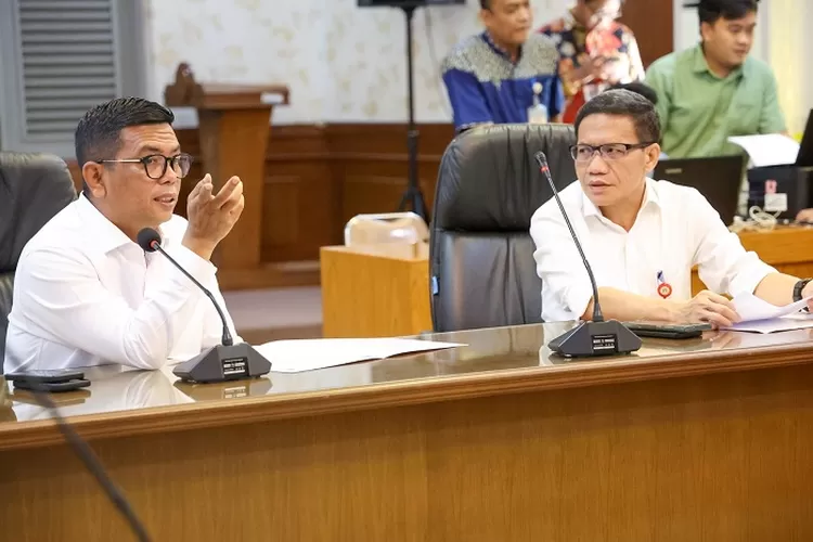 Gubernur bersama Penjabat Sekda Provinsi Banten Nana Supiana usai mengikuti Rakor bersama Mendagri RI ito Karnavian terkait PSU yang dilakukan secara virtual,  Jumat (21/3/2025)