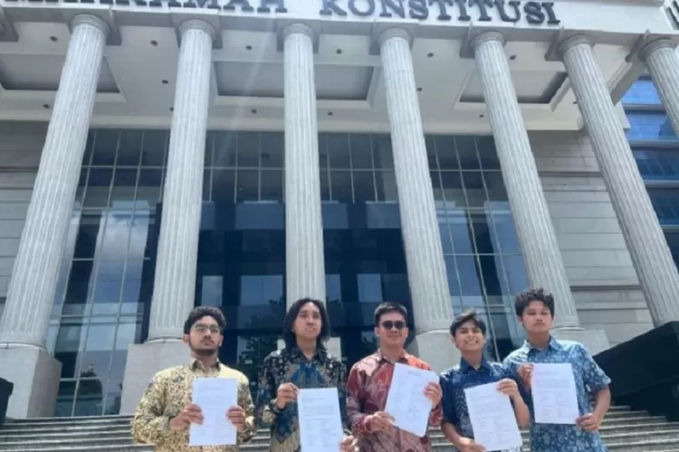 Mahasiswa Fakultas Hukum Universitas Indonesia (UI) mengajukan uji formil ke Mahkamah Konstitusi (MK) pada Jumat (21/3/2025)