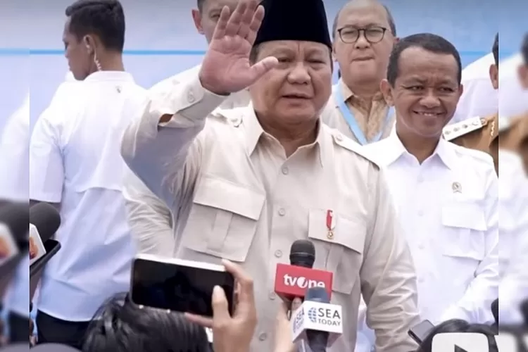 Gestur Presiden Prabowo yang enggan merespon pengesahan Revisi UU TNI sambil melambaikan tangan. (TOPmedia/Istimewa)