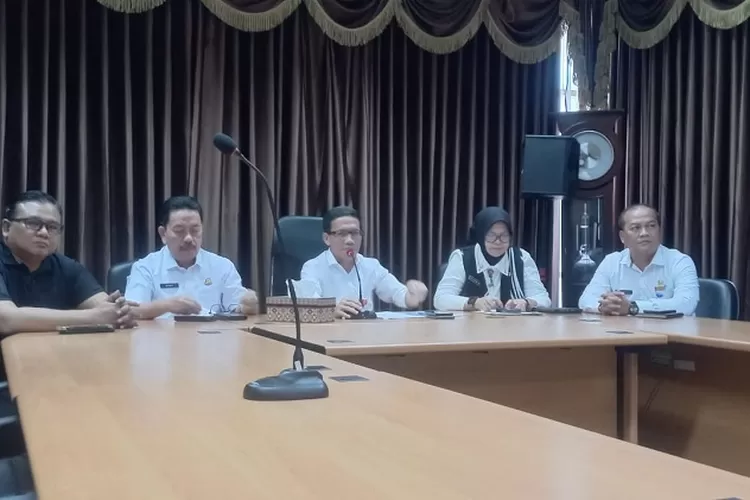 Pj Sekda Nana Supiana saat rapat koordinasi di Ruang Rapat Dinas Kesehatan (Dinkes) Provinsi Banten, KP3B Curug, Kota Serang, Jumat 21 Maret 2025 (foto: TOPMEDIA)