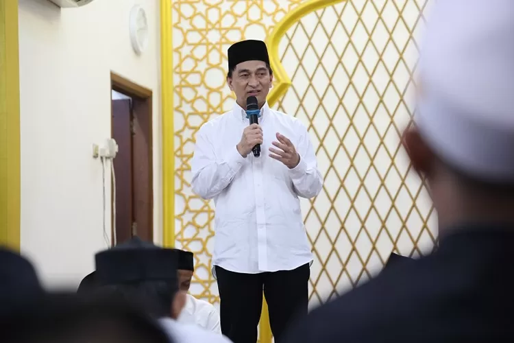 Wagub Banten Dimyati Natakusumah saat Safari Ramadan ke Masjid Al Ikhlas Cilenggang Kecamatan Serpong Tangerang Selatan, Kamis, (20/3/2025). 
