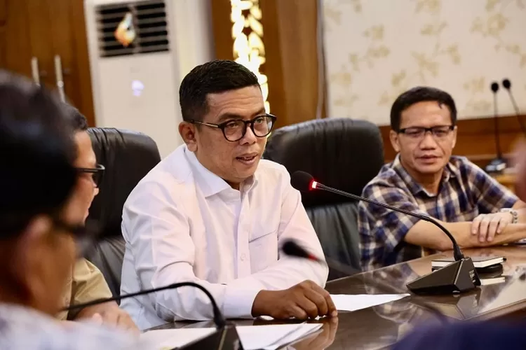 Andra Soni usai Terima Forum Guru Honorer Negeri Lulus Passing Grade Seluruh Indonesia (FGHN LPGSI) P3K Guru 2001 di Ruang Rapat Gedung Negara Provinsi Banten Jl Brigjen KH Syam&rsquo;un No. 5 Kota Serang, Sabtu (22/3/2025).