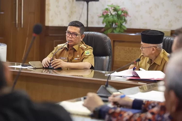 Andra Soni usai menerima jajaran direksi dan komisaris PT Penjaminan Kredit Daerah (Jamkrida) Banten di Ruang Rapat Gedung Negara Provinsi Banten, Senin (24/3/2025)
