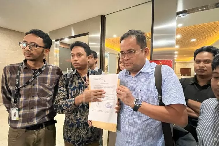 Pemimpin Redaksi Tempo Setri Yasra didampingi Komite Keselamatan Jurnalis (KKJ) ditemui di lobi gedung Bareskrim Polri usai membuat laporan polisi ihwal teror kepala babi yang ditujukan kepada salah seorang jurnalis Tempo. [Dok. Tempo]