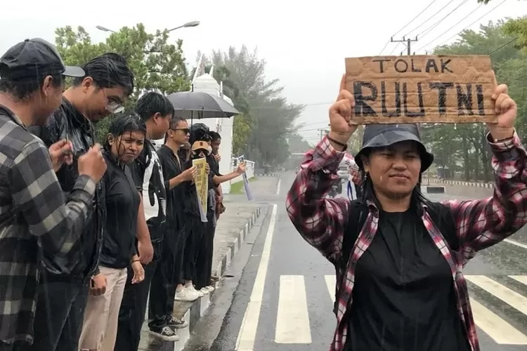 Mahasiswa Indonesia saat aksi menolak pengesahan RUU TNI. [Foto: Instagram @aksikamisan]