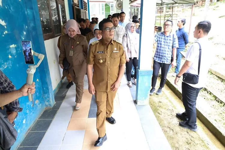 Gubernur Banten Andra Soni usia meninjau SMKN 17 Pandeglang, Senin (24/3/2025).