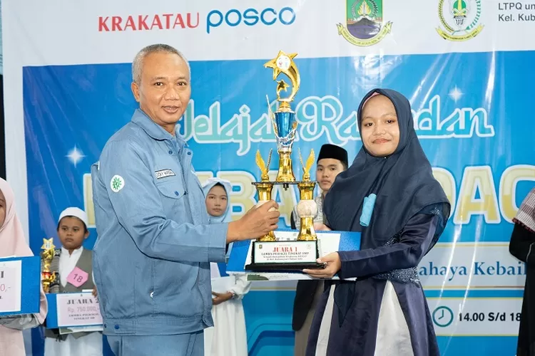 Direktur HRGA Krakatau Posco, Dicky Mardiana saat menyerahkan piala ke juara 1 lomba Dai. [TOPmedia/Firasat Nikmatullah]
