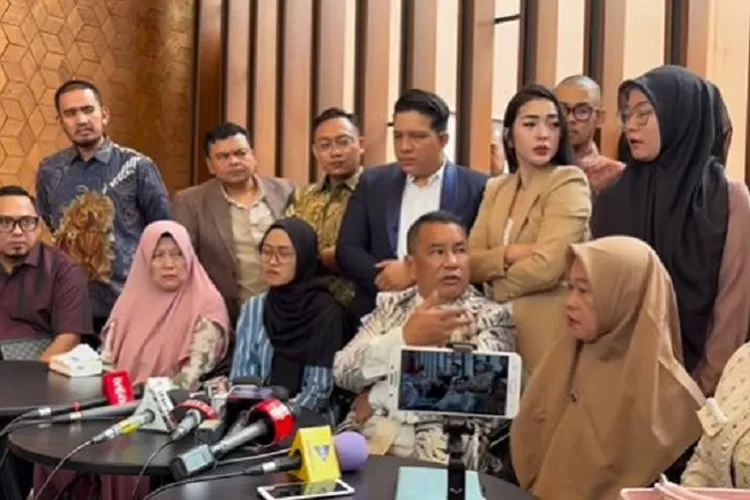 Konferensi Pers Istri Kapolsek Negara Batin AKP Anumerta Lusiyanto dan Tim Kuasa Hukum Hotman Paris pada Selasa, 25 Maret 2025. (instagram.com/hotmanparisofficial)