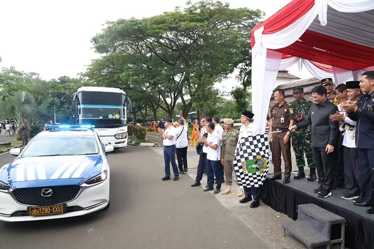 Wagub Banten A Dimyati Natakusumah melepas ribuan peserta mudik gratis di halaman Masjid Raya Al Bantani, KP3B Curug, Kota Serang, Rabu (26/3/2025). 