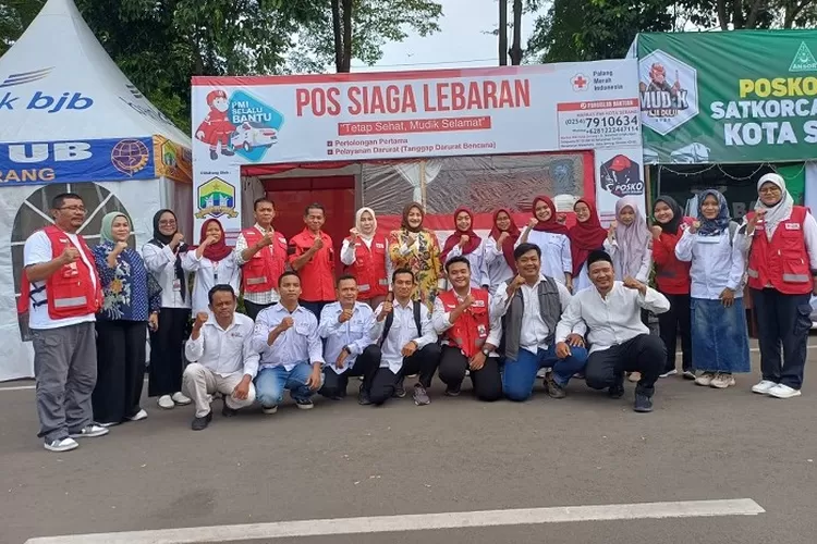 Ketua Umum Palang Merah Indonesia (PMI) Kota Serang Adde Rosi Khoerunnisa melakukan monitoring ke Pos Siaga Lebaran PMI yang berada di Alun-alun Kota Serang pada Selasa (25/3/2025)
