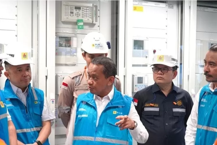 Kunjungan Menteri ESDM Bahlil Lahadalia di PLTMG Barge Mounted Power Plant (BMPP) Nusantara 1 Waai, Maluku pada 18 Desember 2024. (Pln.co.id)