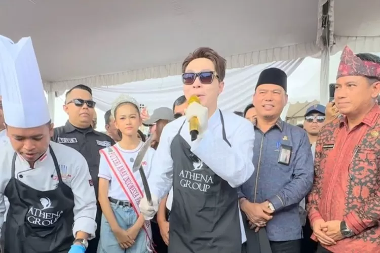 Potret dokter kecantikan dr. Richard Lee saat melakukan aksi memasak 300 kg rendang di Palembang, Sumatera Selatan. (Instagram.com/@dr.richard_lee)