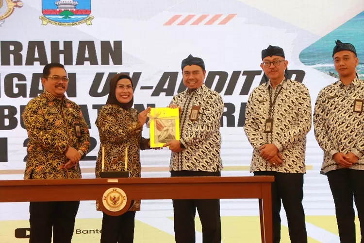 Bupati Serang Ratu Tatu Chasanah saat menyerahkan LKPD ke BPK RI perwakilan Banten, Kamis (27/3/2025)