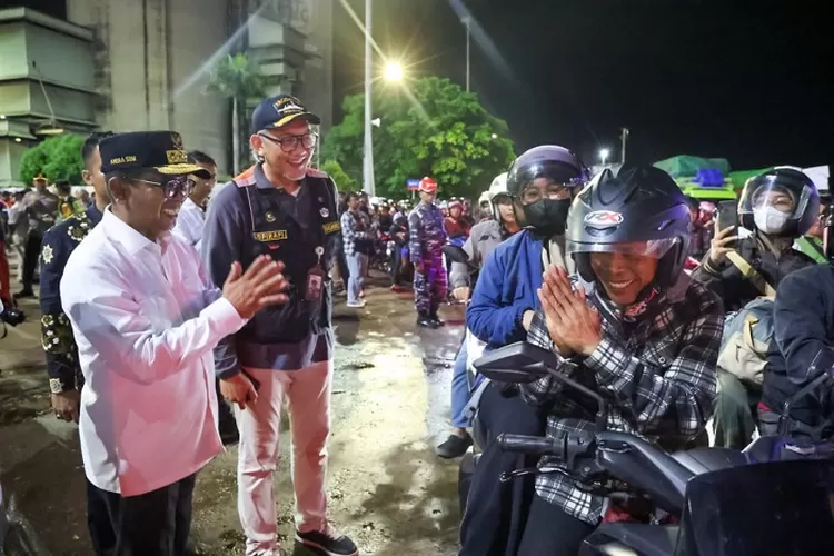 Gubernur Banten Andra Soni meninjau Pelayanan Arus Mudik Lebaran Idul Fitri Tahun 2025 di Pelabuhan Ciwandan, Kota Cilegon pada Jumat (28/3/2025) dini hari. 