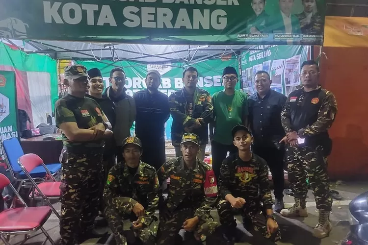 Ketua DPD KNPI Kota Serang, Fauzan Dardiri saat berkunjung ke Posko Mudik Gratis 2025 GP Anshor Kota Serang, Jumat 28 Maret 2025 dini hari.