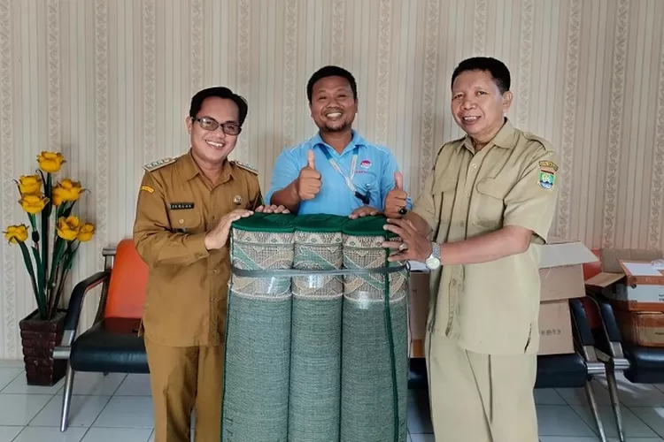 Krakatau Posco saat menyerahkan karpet masjid ke Camat Citangkil. (TOPmedia/Firasat Nikmatullah)