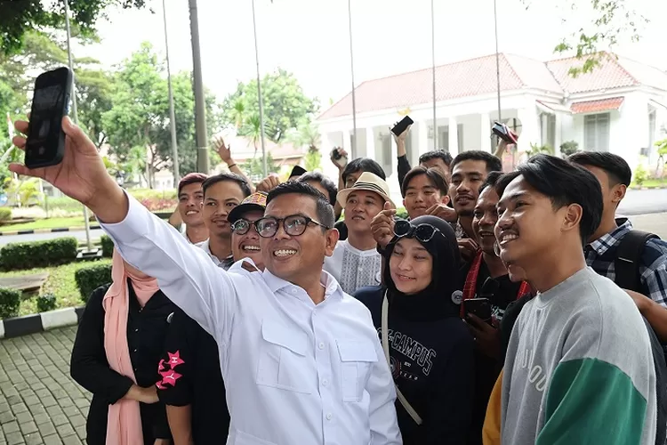 Andra Soni saat menerima Influencer dan Conten Creatif Network (ICN) Provinsi Banten di Gedung Negara Provinsi Banten, Jl Brigjen KH Syam&rsquo;un No. 5,  Kota Serang, Jumat (28/3/2025).