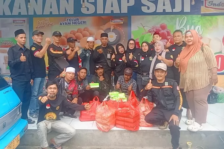 Peguron Jalak Banten Nusantara (PJBN) Dewan Pimpinan Cabang (DPC) Serang Kota membagikan 300 takjil, 