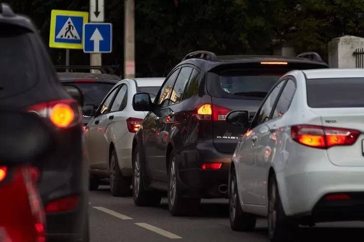 Foto Ilustrasi jalanan yang macet - jadwal one way, contraflow, dan ganjil genap arus balik Lebaran 2025. (Unsplash/zenitarka)