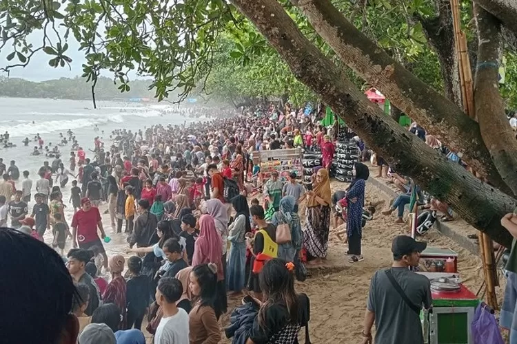 Ribuan wisatawan saat memenuhi salah satu pantai di kawasan Anyer, Rabu (2/4/2025)