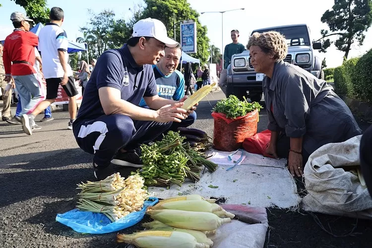 Wagub Banten Dimyati Natakusumah  melihat hasil pertanian usai senam dan jalan sehat bersama masyarakat di Alun-alun Kabupaten Pandeglang, Minggu (6/4/2025)