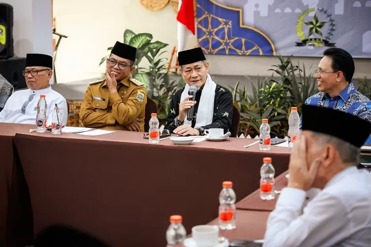 Gubernur Banten Andra Soni saat menghadiri Halal Bihalal Bersama Tokoh Agama dan Tokoh Masyarakat di Green Hotel, Kota Cilegon, Selasa (8/4/2025).